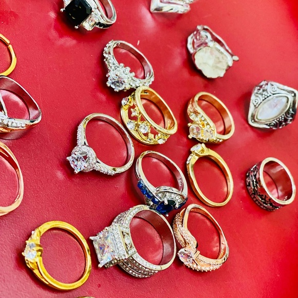 NEW 22 Pieces Fashion Jewelry Rings Lot. - Picture 2 of 4